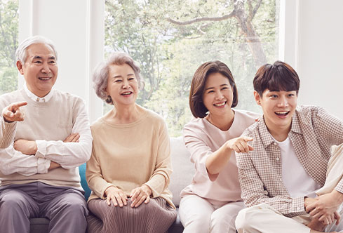가족이 거실 소파에 앉아 여가를 보내는 모습