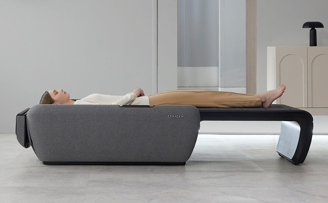 Gravity-assisted 180˚ horizontal deep-tissue spinal massage